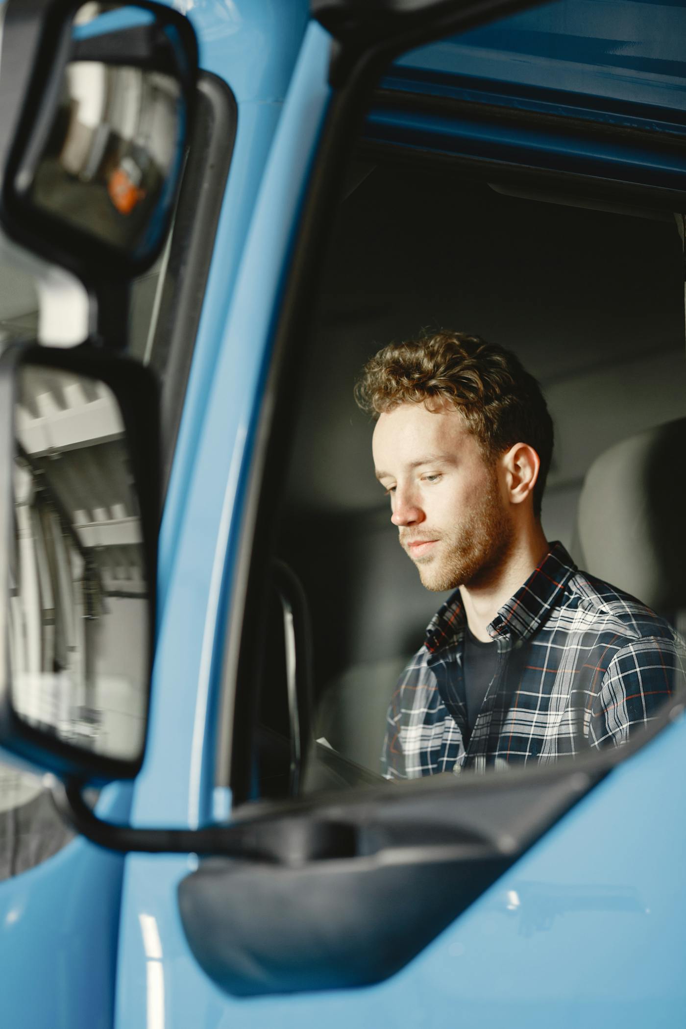 Водитель в кабине грузового автомобиля